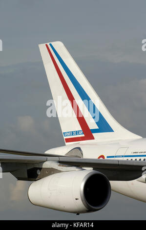 Le moteur et la queue d'un France - Air Force Armee de l'air Airbus A340-212 Banque D'Images