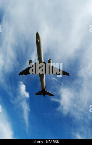 Un UPS United Parcel Service Boeing 757-200F flying enroute Banque D'Images