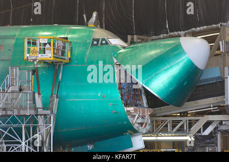 Un Jade Cargo International Boeing 747-400 F (LN1391) sur la ligne de production avec le nez de la porte fermer Banque D'Images