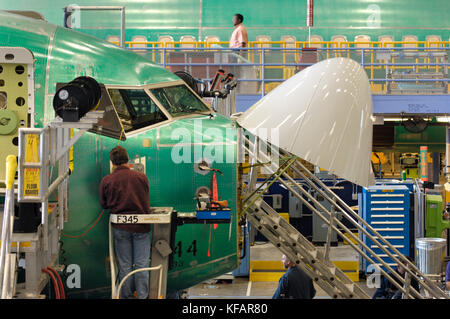 Un nez et le pare-brise d'un Boeing 737-700 de Southwest Airlines (LN2344) sur la ligne de production avec un autre 737 derrière Banque D'Images