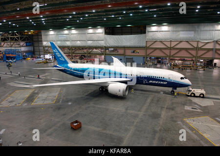 Le premier Boeing 787-8 Dreamliner avec les moteurs Rolls-Royce Trent 1000 dans le hangar de production Banque D'Images