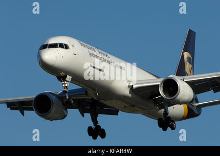 Un UPS United Parcel Service Boeing 757-200F sur l'approche-final Banque D'Images