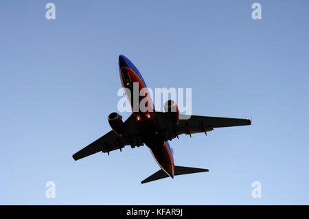 Un Boeing 737-700 de Southwest Airlines (LN2318) sur l'approche finale après un vol d'essai avant livraison au crépuscule Banque D'Images