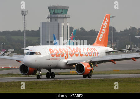 Un Airbus A319-100 easyJet le roulage, les queues d'un First Choice Airways Boeing 757-200 avec un XL Airways 737-800 mis en garde et le contrôle du trafic aérien-t Banque D'Images