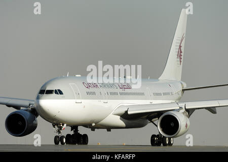 Qatar Airways Airbus A330-200 taxiing Banque D'Images