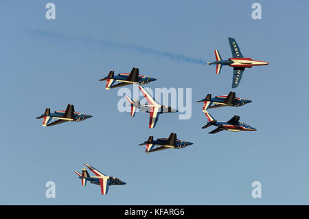 France - Patrouille de France de l'Armée de l'air Armee de l'air Dassault Breguet Dornier Alpha Jet volant en formation au Dubaï AirShow 2007 Banque D'Images