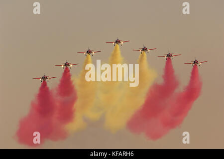 CASA C-101EB Aviojets d'Espagne - Air Force Patrulla Aguila Acrobatica volant en formation avec le rouge et jaune de la fumée au salon aéronautique de Dubaï 2007 Banque D'Images