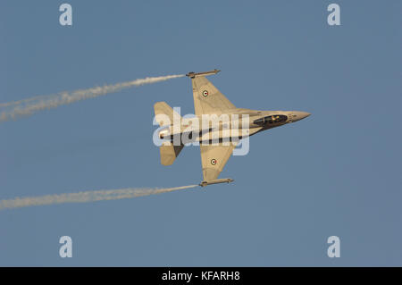 Eau - Air Force Lockheed Martin F-16E Fighting Falcon flying-écran de fumée au Dubaï AirShow 2007 Banque D'Images