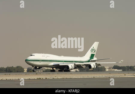 L'Arabie Prince Alwaleed bin Talal bin Abdulaziz Al Saud's private-jet d'atterrissage Boeing 747-400 avec une poussée de la marche arrière Banque D'Images