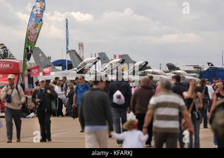 Foule de gens avec Royal Netherlands Air Force Lockheed Martin F-16MGS, Norwegian Air Force F-16s et de l'Air française Dassault Mirage F-1CRs garé Banque D'Images
