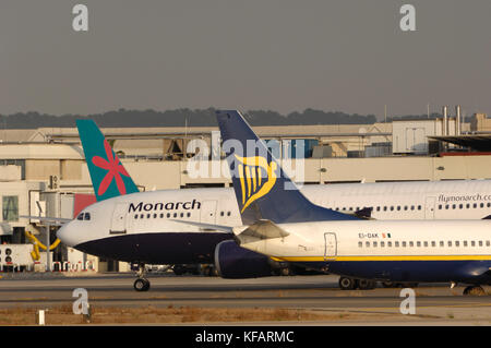 Tail-fins de Ryanair Boeing 737-800 et 757-200 Airawys Premier Choix garé avec nez de Monarch Airlines Airbus A300-600R roulage à Palma International Banque D'Images