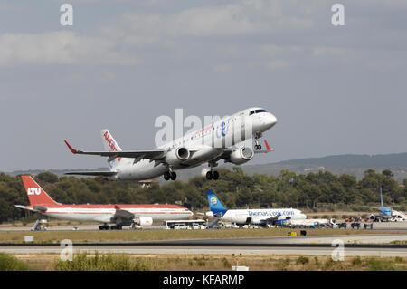 Air Europa Embraer 195 s'envolent avec LTU Airbus A330 et A320-200 Thomas Cook Airlines garé derrière de Palma International Banque D'Images