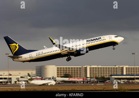 Ryanair Boeing 737-800 le décollage de Palma International avec le storedc Flyant 737-400 freighter garée derrière Banque D'Images