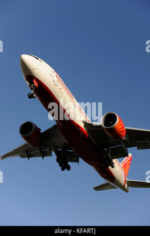 Boeing 777-300ER d'Air India battant en finale de l'Heathrow Banque D'Images