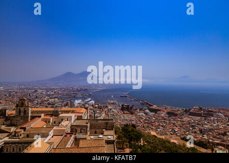 Vue sur la ville et le Vésuve depuis le château Sant'Elmo, Naples, Italie Banque D'Images