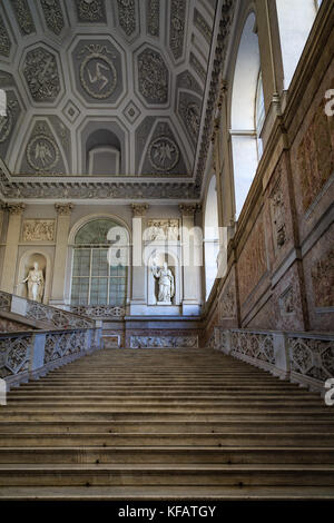 Escaliers dans Palazzo Reale, Naples, Italie Banque D'Images