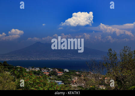 Vue sur le mont Vésuve du parco virgiliano, Naples, Italie Banque D'Images