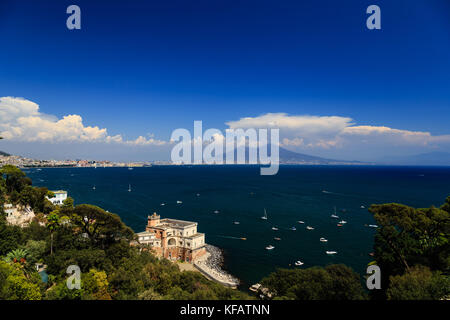 Vue sur le mont Vésuve et la baie de Posillipo, Naples, Italie Banque D'Images
