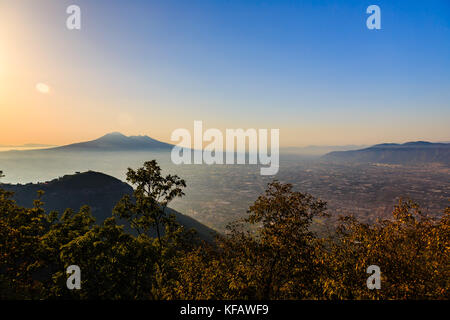 Vue sur le mont Vésuve depuis le parc régional des monts Lattari, italie Banque D'Images