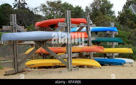 Des kayaks colorés empilés sur des casiers en bois à Paine's Creek Beach and Landing à Brewster, Massachusetts, sur Cape Cod Banque D'Images