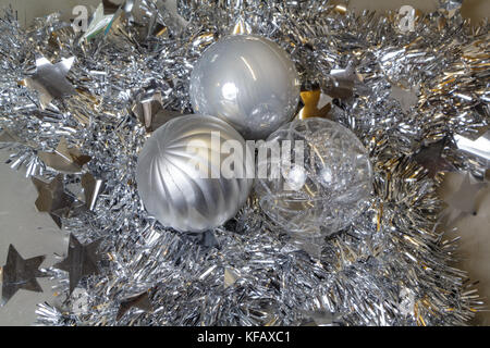 Babioles argentées et de guirlandes de décoration pour Noël Banque D'Images