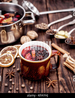 Boire du vin chaud en tasse en céramique marron, vue du dessus Banque D'Images