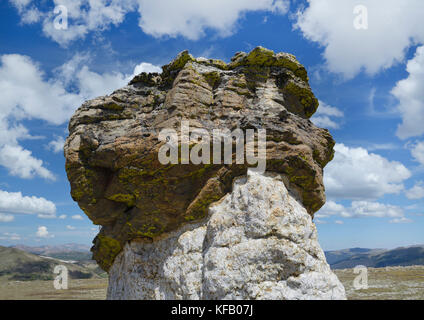 Les rochers en forme de champignon, Rocky Mountain National Park, de couleur sombre et CO., plus claire au-dessus de schiste granit. le granit a érodé plus rapidement et réduit Banque D'Images
