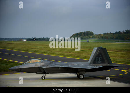 Un u.s. air force F-22 Raptor avion de chasse tactique furtif Les taxis sur la piste à la base aérienne de spangdahlem, 13 octobre 2017 près de spangdahlem, en Allemagne. (Photo par Jonathan Snyder par planetpix) Banque D'Images