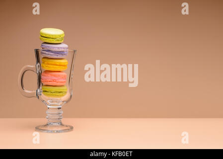 Macarons colorés en verre clair Banque D'Images