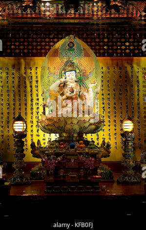 Les bouddhas à l'intérieur de l'buddha tooth relic temple, Chinatown, Singapour Banque D'Images