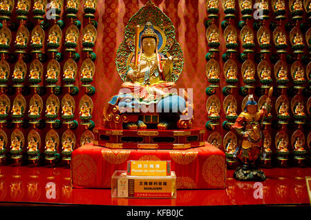 Les bouddhas à l'intérieur de l'buddha tooth relic temple, Chinatown, Singapour Banque D'Images