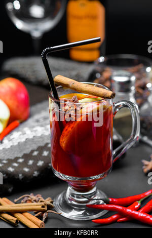 Vin chaud épicé sur un fond sombre Banque D'Images