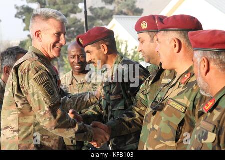 Le commandant du soutien de la résolution de l'OTAN, John Nicholson (à gauche), rencontre des chefs militaires de l'École d'excellence de l'Armée nationale afghane au Camp Commando le 21 octobre 2017 à Kaboul, en Afghanistan. (Photo de Jacob Krone via Planetpix) Banque D'Images