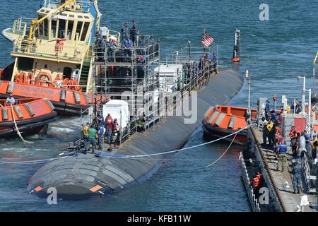 Le sous-marin d'attaque rapide USS Alexandria de classe Los Angeles quitte la cale sèche flottante Arco le 10 octobre 2017 à San Diego, en Californie. (Photo de Derek Harkins via Planetpix) Banque D'Images