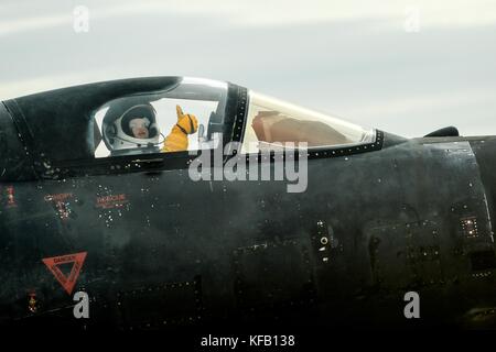 Un pilote de l'US Air Force donne un coup de pouce du cockpit d'un avion de reconnaissance à haute altitude U-2 Dragon Lady alors qu'il décolle de la piste de la base aérienne de Beale le 15 juin 2016 près de Marysville, en Californie. (Photo de Kenny Holston via Planetpix) Banque D'Images