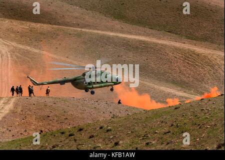 Un hélicoptère tactique MI-17 de l'Armée nationale afghane déploie une bombe à fumée orange en préparation à l'atterrissage lors de l'opération Enduring Freedom, le 13 mars 2010, à Zabule, en Afghanistan. (Photo par Kenny Holston via Planetpix) Banque D'Images