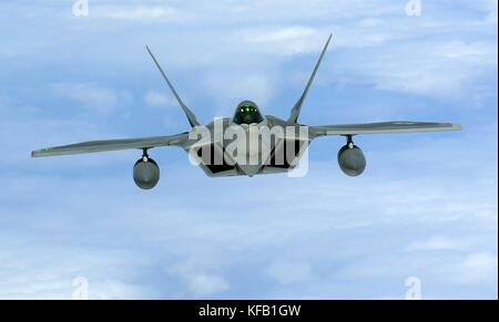 Un u.s. air force F-22 Raptor avion de chasse tactique furtif vole au-dessus de l'océan pacifique Le 2 juillet 2010 à Honolulu, Hawaï. (Photo par Gustavo gonzalez par planetpix) Banque D'Images