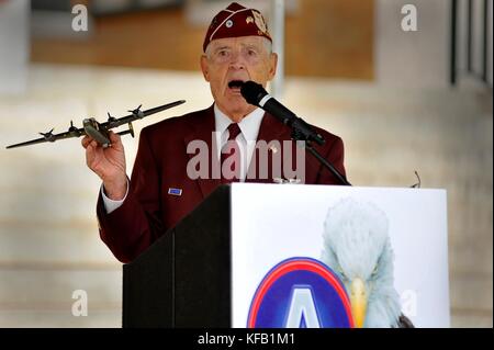 Louis Blanding Fowler, vétéran de la seconde Guerre mondiale et ancien prisonnier de guerre, prend la parole lors d'une cérémonie reconnaissant les prisonniers de guerre et les soldats portés disparus au combat à la base aérienne Shaw le 16 septembre 2011 à Sumter, Caroline du Sud. (Photo de Kenny Holston via Planetpix) Banque D'Images