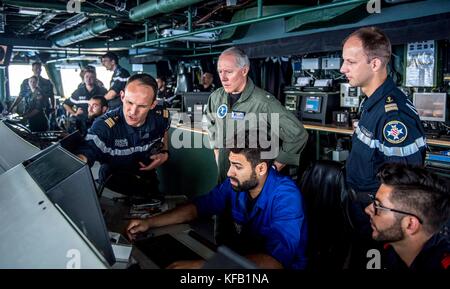 Le commandant de la marine française Hugues laine (à gauche) montre le commandant de la marine américaine Kenneth Whitesell le radar de navigation à bord de la frégate FS Chevalier Paul, destroyer de classe Horizon de la marine française, lors de la Bastille Day le 14 juillet 2017 en Méditerranée. (Photo de Hank Gettys via Planetpix) Banque D'Images