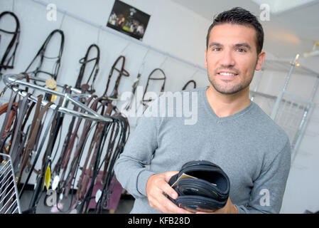 Portrait de l'homme dans l'Equestrian store Banque D'Images