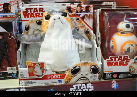 Star Wars PORG peluche jouet sur l'affichage au détail à côté de BB-8 droïde figure dans un magasin de jouets, montrant des marchandises de science-fiction populaires pour les enfants et les collectionneurs. Banque D'Images