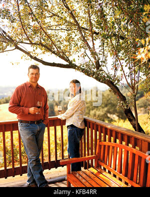 États-unis, Californie, Josh et carrie bendick, le propriétaire de Holly's Hill Vineyards déguster un verre de vin dans l'après-midi, placerville, pays de l'or Banque D'Images