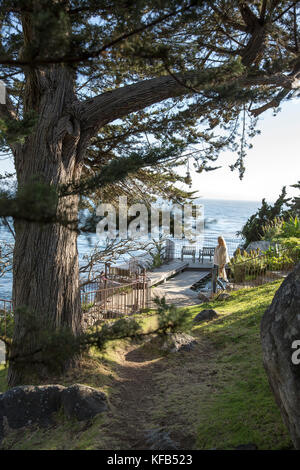 États-unis, Californie, Big Sur, Esalen, une femme marche dans les escaliers menant à la terrasse au-dessous de la Chambre, le Murphy Institut Esalen Banque D'Images
