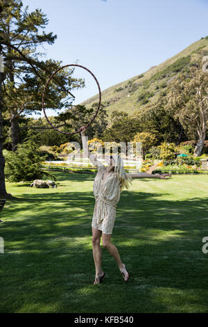 États-unis, Californie, big sur, esalen, hula hoop sur la pelouse par le lodge avec le bouddha jardin dans la distance, l'Institut Esalen Banque D'Images