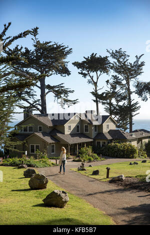 États-unis, Californie, big sur, esalen, à marcher en direction de la chambre, le murphy Institut Esalen Banque D'Images