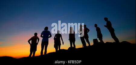 Les gens se rassemblent pour admirer le coucher de soleil sur Blackford Hill, Édimbourg Banque D'Images