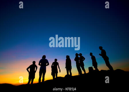 Les gens se rassemblent pour admirer le coucher de soleil sur Blackford Hill, Édimbourg Banque D'Images