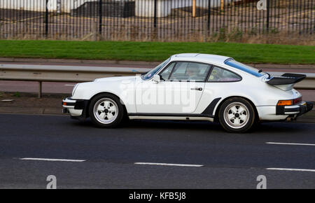 Un classique blanc Porsche 911 Turbo voiture de sport avec une plaque de numéro personnalisé HAM 15h se déplaçant le long de la Kingsway à deux voies dans Dundee, Royaume-Uni Banque D'Images