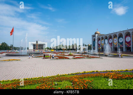 Bichkek, Kirghizistan - 25 juillet : trop d'ala (place principale) décorées avec les panneaux de l'événement sportif mondial jeux nomades. juillet 2016 Banque D'Images