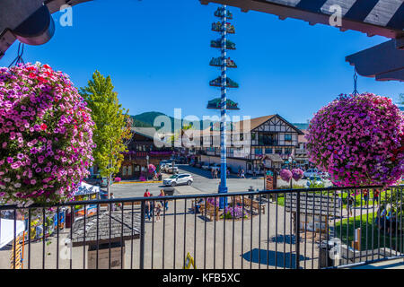 Front Street à Leavenworth un village de style bavarois dans les Cascade Mountains dans le centre de l'État de Washington dans le comté de Chelan, Washington, États-Unis Banque D'Images